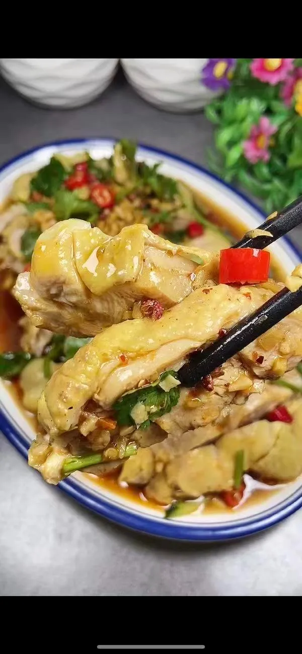 鸡腿这样做，肉质鲜嫩，特别好吃！ 今天分享一道好吃的凉拌鸡腿，肉质鲜嫩，特别好吃，而且做法也特别简单，喜欢的朋友赶紧做起来吧！ 用料 · 鸡腿（3只） ·